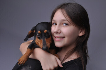 adolescente estilosa com cachorro fofo duchshund, amor, carinho e proteção animal 