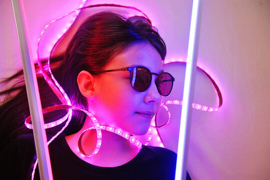 Adolescente estilo moda editorial cores neon  