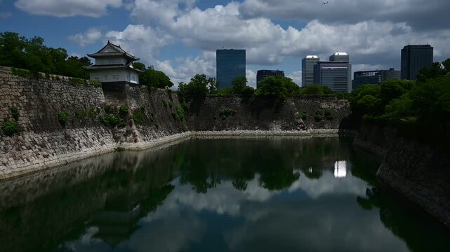 初夏の大阪城と、大阪空港に着陸進入する旅客機 （大阪府大阪市, 2024年6月）