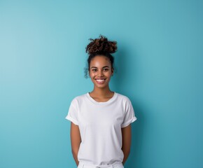 Mockup de camiseta feminina básica, perfeita para visualizar diferentes estampas e designs