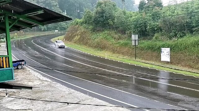 Vehicle traffic when it rains in a tea plantation area