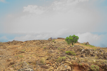Cima de la montañas con nubes y niebla