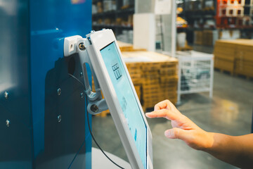 Shoppers go to the warehouse themselves to purchase products and search for product location information themselves, which is an adaptation of businesses that allow shoppers to provide self-service.