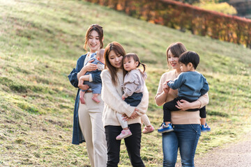 Fototapeta premium 秋の公園で遊ぶ親子・ママ友・子供（幼児・ピクニック・育児・子育て） 