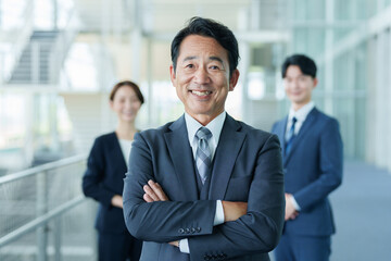 腕組みするビジネスパーソンのポートレート