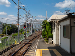 Fototapeta premium 駅のホームから眺める線路の風景