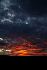 Fototapeta premium 雲の赤い夕焼け