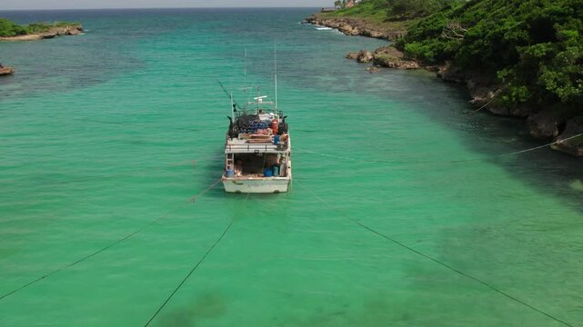 barco anclado en la bahia de playa diamante cabrera Republica dominicana