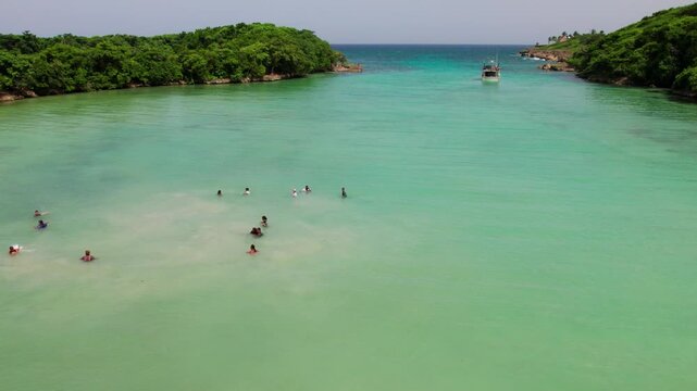 barco anclado en la bahia de playa diamante cabrera Republica dominicana