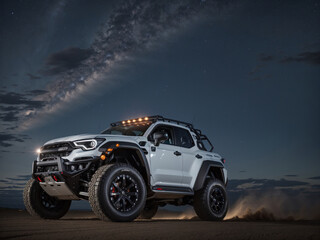 夜のオフロードカー