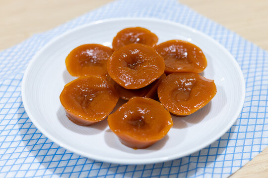 Kutsinta(cuchinta) are Filipino steamed cakes made with flour, tapioca flour, and brown sugar..