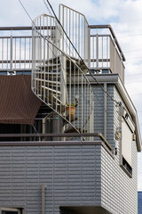住宅の2階のベランダから屋上に上がる螺旋階段