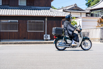 バイクに乗るお坊さん
