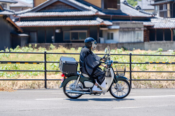 バイクに乗るお坊さん