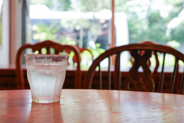 テーブルの上の氷水