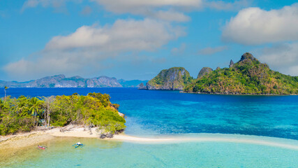 Obraz premium Aerail view of tropical exotic island sand bar separating sea in two with turquoise in El Nido, Palawan, Philippines.