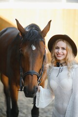 Obraz premium young woman in a dress with a horse
