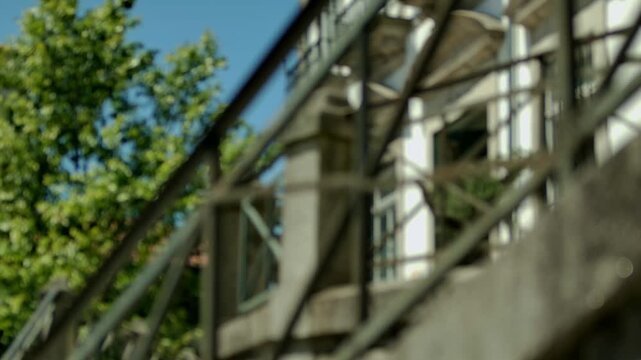 Pulling the focus from a railing to another railing and blurring.