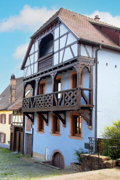 Alb&eacute;. Maison &agrave; colombages et balcon de bois b&acirc;tie aux environs de 1700, Alsace. Bas-Rhin. Grand Est	