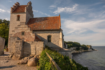 Die alte Kirche von Højerup an ser Ostküste Dänemarks