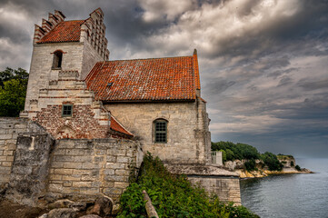 Fototapeta premium Die alte Kirche von Højerup bei Stevns Klint an der Ostküste Dänemarks