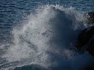 Naklejka premium Splashing water on the quay wall
