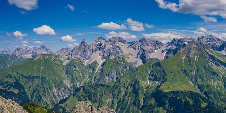 Mountain panorama from Krumbacher H&ouml;henweg to Allg&auml;u main ridge, Allg&auml;u, Allg&auml;u Alps, Bavaria, Germany, Europe