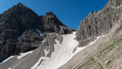 Zwei Wanderer Berqueren Ein Gefhrlich