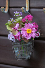 Blumen-Arrangement mit pink Herbst-Anemone, Clematis-Blüten, Eisenkraut, Hortensienblüten und...