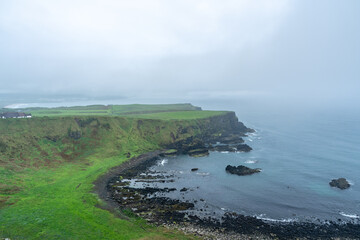 Erhöhter Ausblick an der irischen Küste am Giant's Causeway in Nordirland