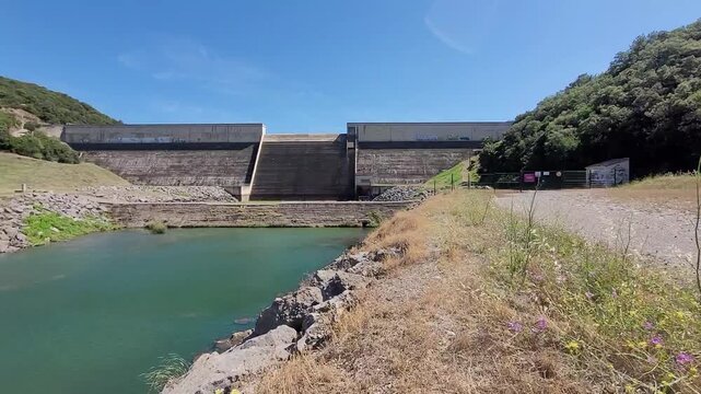 Barrage rivi&egrave;re Peyne Occitanie, ressource en eau, barrage irrigation Languedoc Roussillon, Lac des Olivettes Vailhan, barrage hydrologique, France