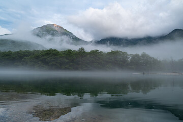 早朝に霧がかかる大正池と焼岳　上高地