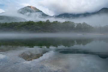 早朝に霧がかかる大正池と焼岳　上高地