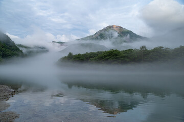 早朝に霧がかかる大正池と焼岳　上高地