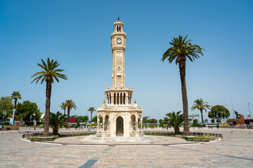 Obraz premium Izmir Clock Tower located in Izmir Konak square on a sunny day