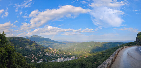 Blick über Le Bar-sur-Loup im Département Alpes-Maritimes in der Region Provence-Alpes-Côte d’Azur in Richtung Nizza und Mittelmeer mit Regenbogen