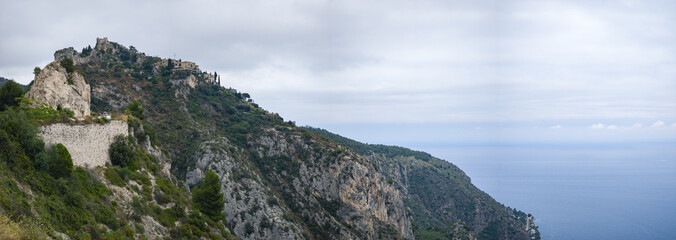 Blick von der Moyenne Corniche auf das Bergdorf Èze an der Mittelmeerküste in Frankreich