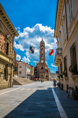 Obraz premium A view down a street towards the Popolo square in Faenza, Italy in summertime