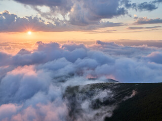Fototapeta premium Parco Nazionale della Maiella: Tramonto con inversione termica sulla valle dell'Orfento