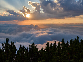 Parco Nazionale della Maiella: Tramonto con inversione termica sulla valle dell'Orfento