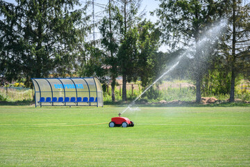 Zraszacz wody na boisku © TM 360