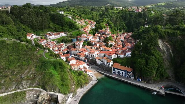 Faro de Cudillero en Asturias con marea