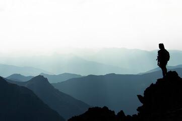 Pic du midi de bigorre, silhouette d'une randonneuse devant un panorama de brumes 