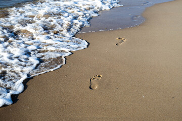 fale, plaża, morze, odciski stóp, stopy, ślady na piasku, ślady © Estera