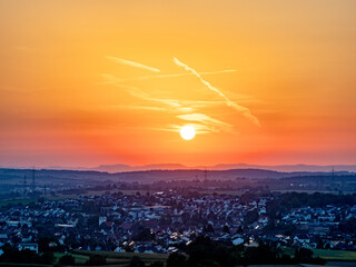 Sonnenuntergang über Höhenzug