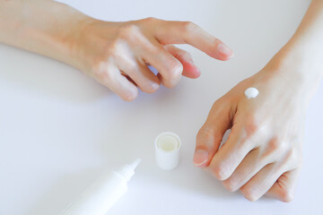 ハンドクリームを塗る手元