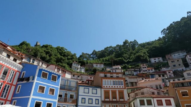 Perspectiva de arriba a abajo y a la izquierda de la hermosa villa de Cudillero en el litoral del mar Cant&aacute;brico, Espa&ntilde;a