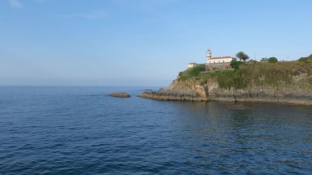 Vista del hermoso faro en la villa de Cudillero, Asturias, ba&ntilde;ado por aguas del mar Cant&aacute;brico, Espa&ntilde;a