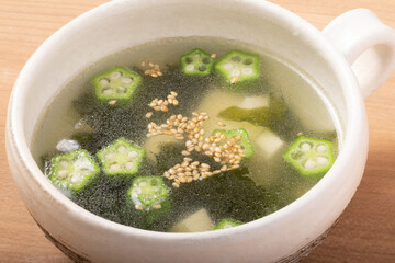 オクラとワカメと豆腐の中華スープ