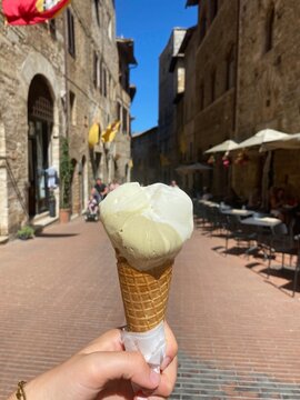 Eis in einer Hand in Italien 